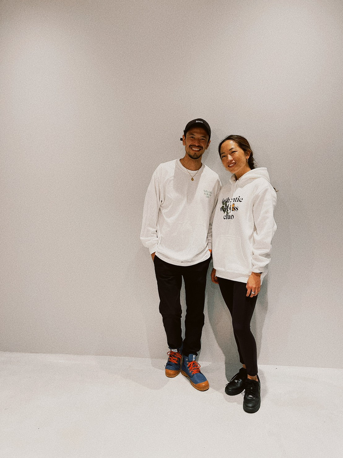 Authentic wellness club レモンロゴ フーディーホワイト