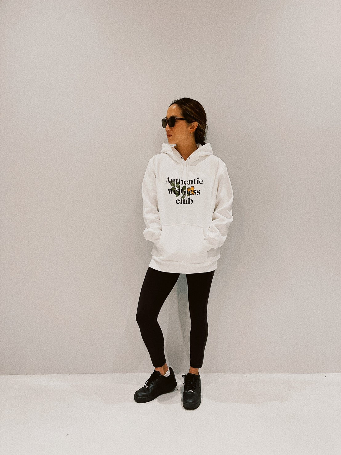 Authentic wellness club レモンロゴ フーディーホワイト