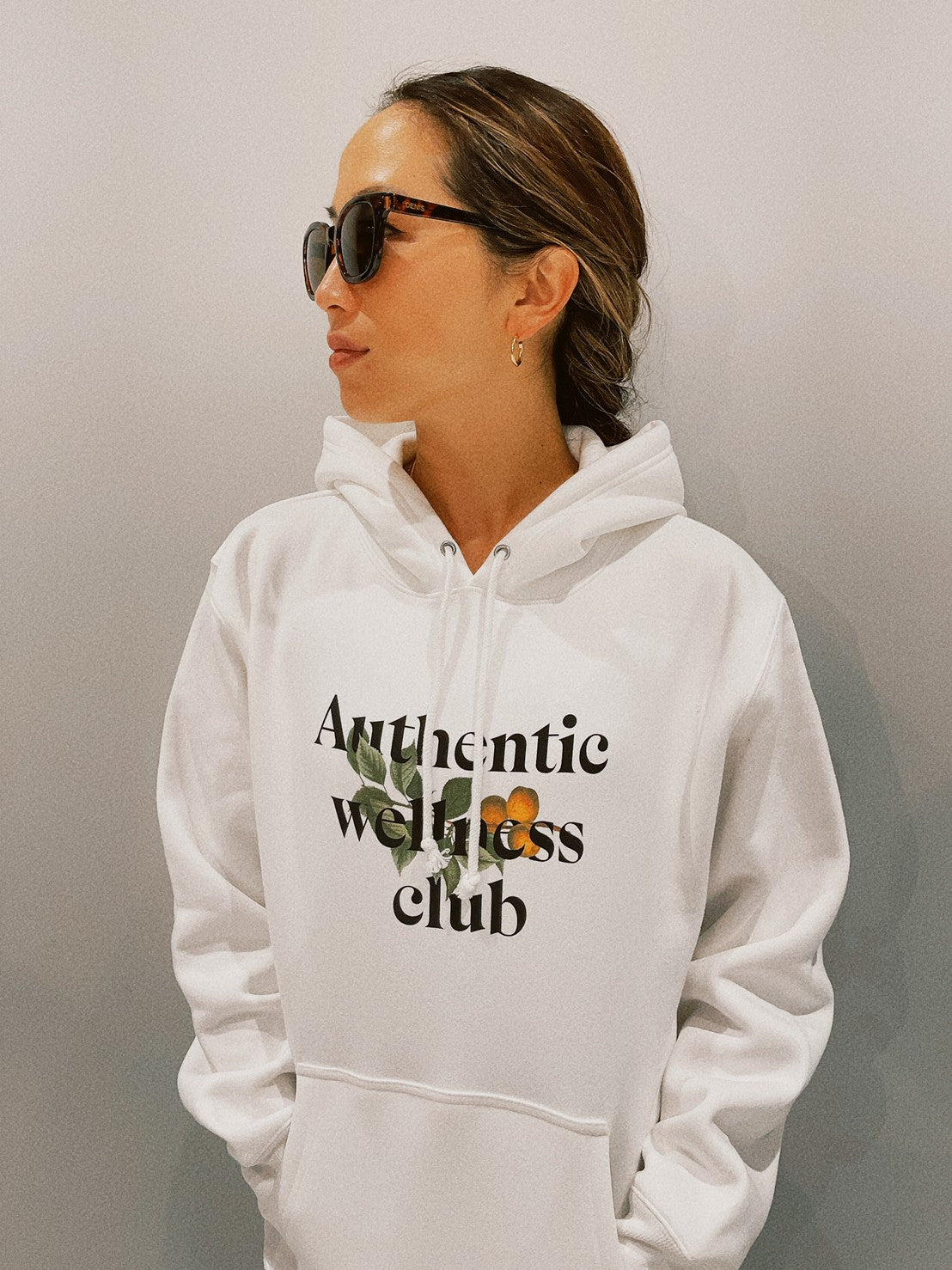Authentic wellness club レモンロゴ フーディーホワイト